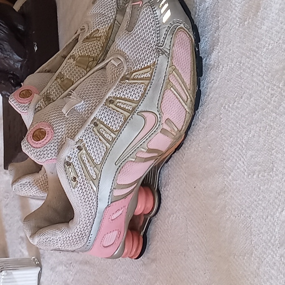 Nike women's Nike shoe,gently used great second pair so you can keep others new!